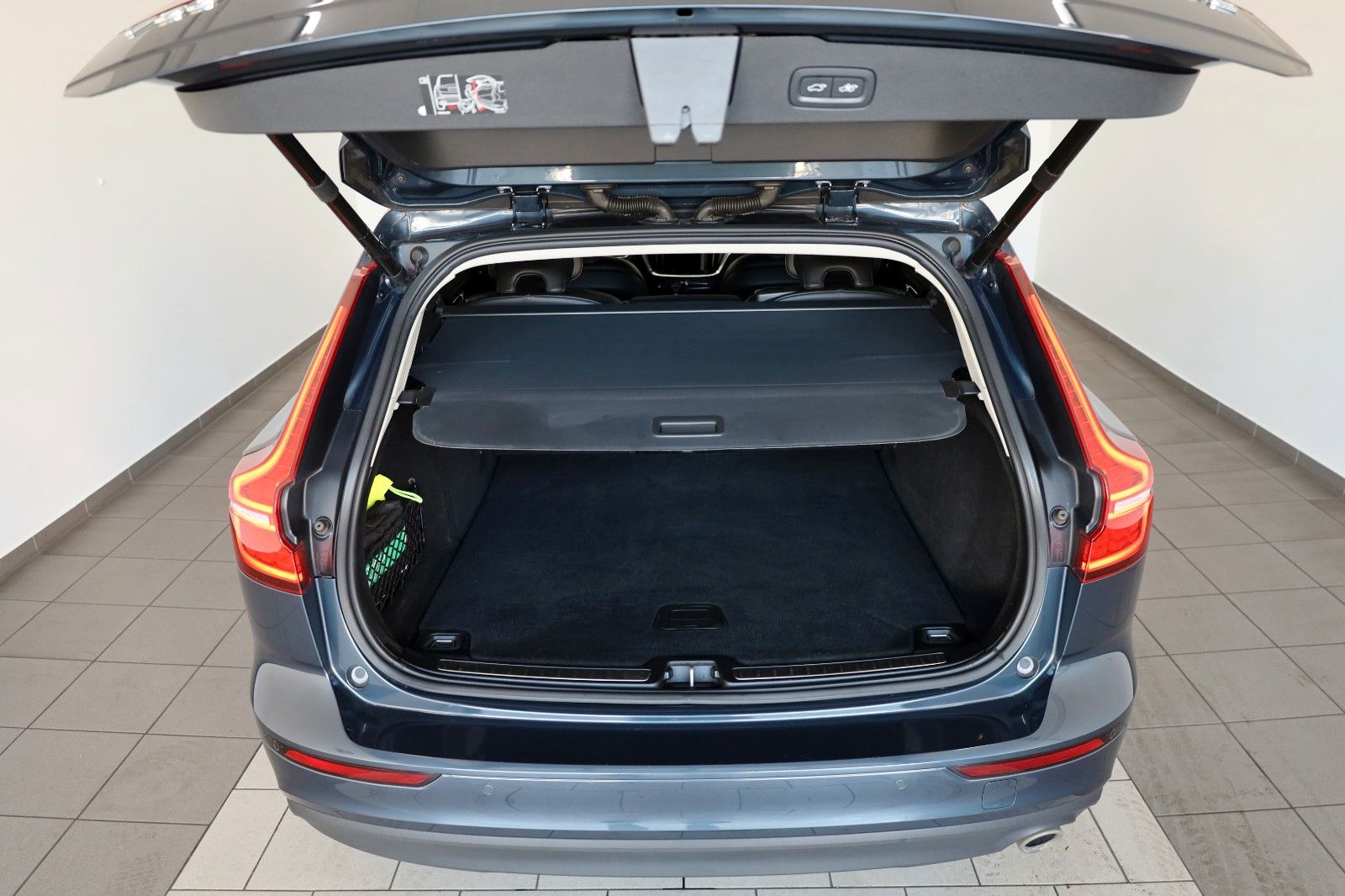 Fahrzeugabbildung Volvo V60 Momentum Pro,T.Leder,Navi,LED,SH,Kamera,DAB