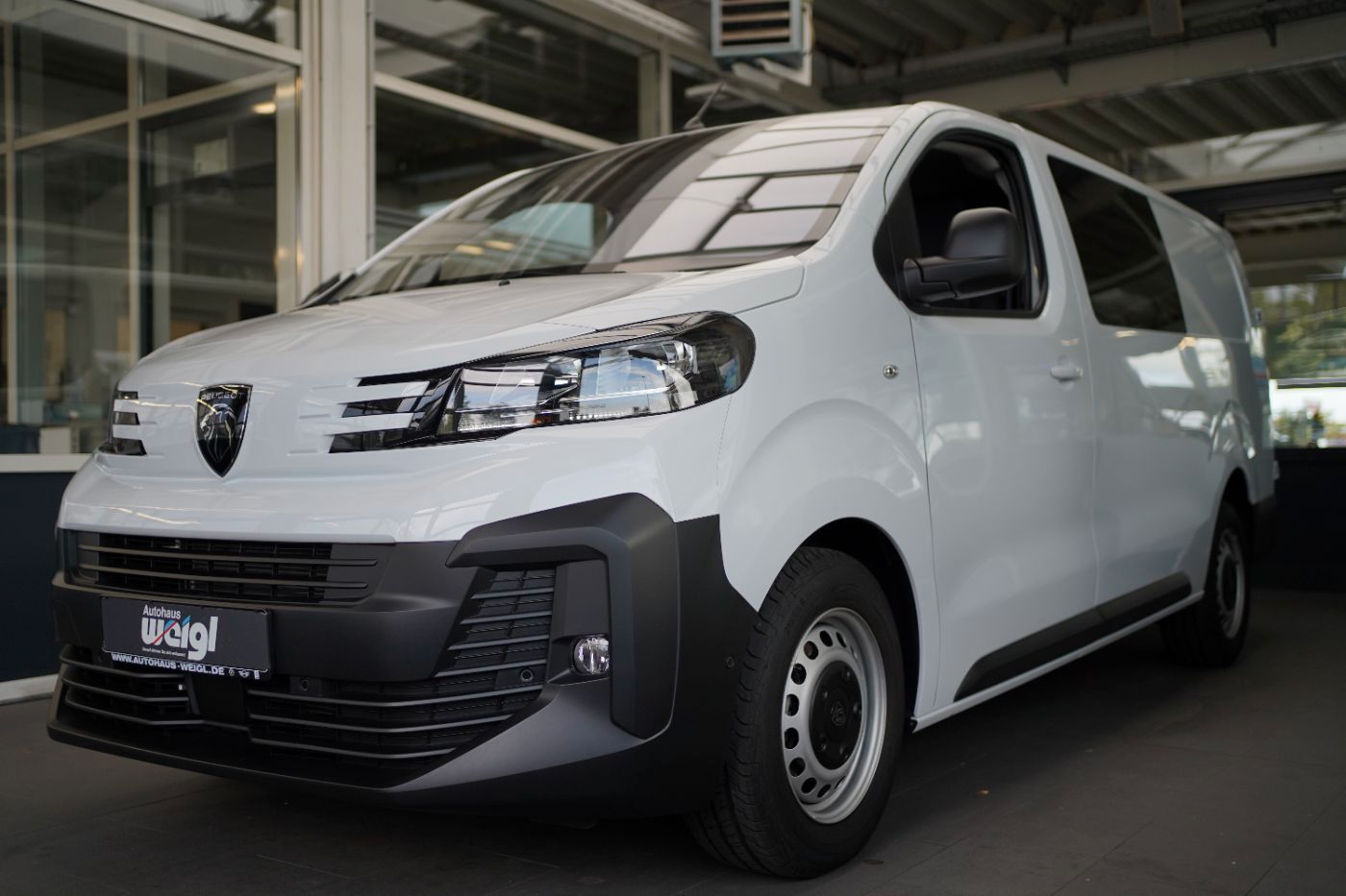 Fahrzeugabbildung Peugeot Expert DoKa L3 BlueHDi 180 EAT8 Doppelkabine