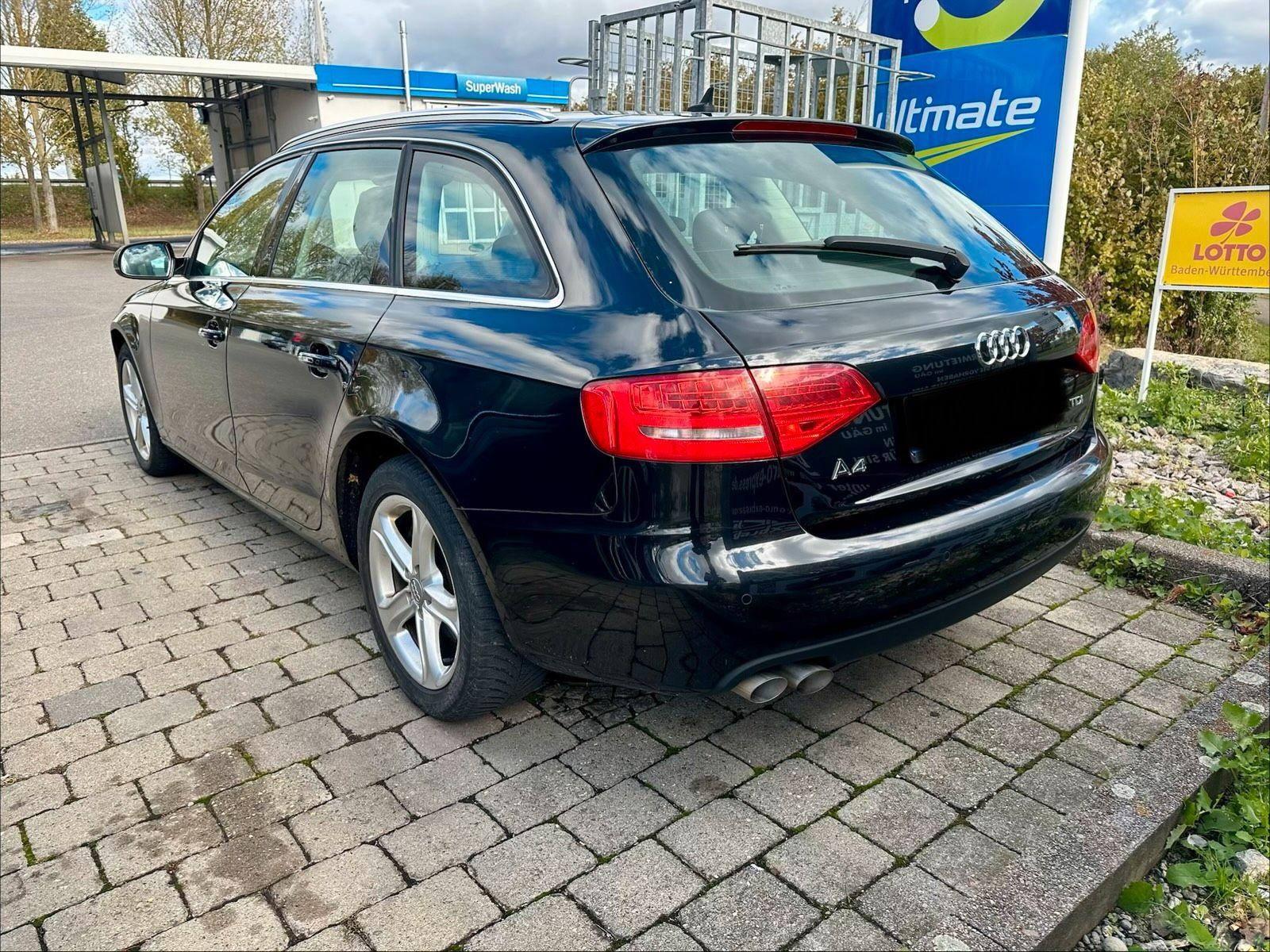 Audi A4 2011 — салон
