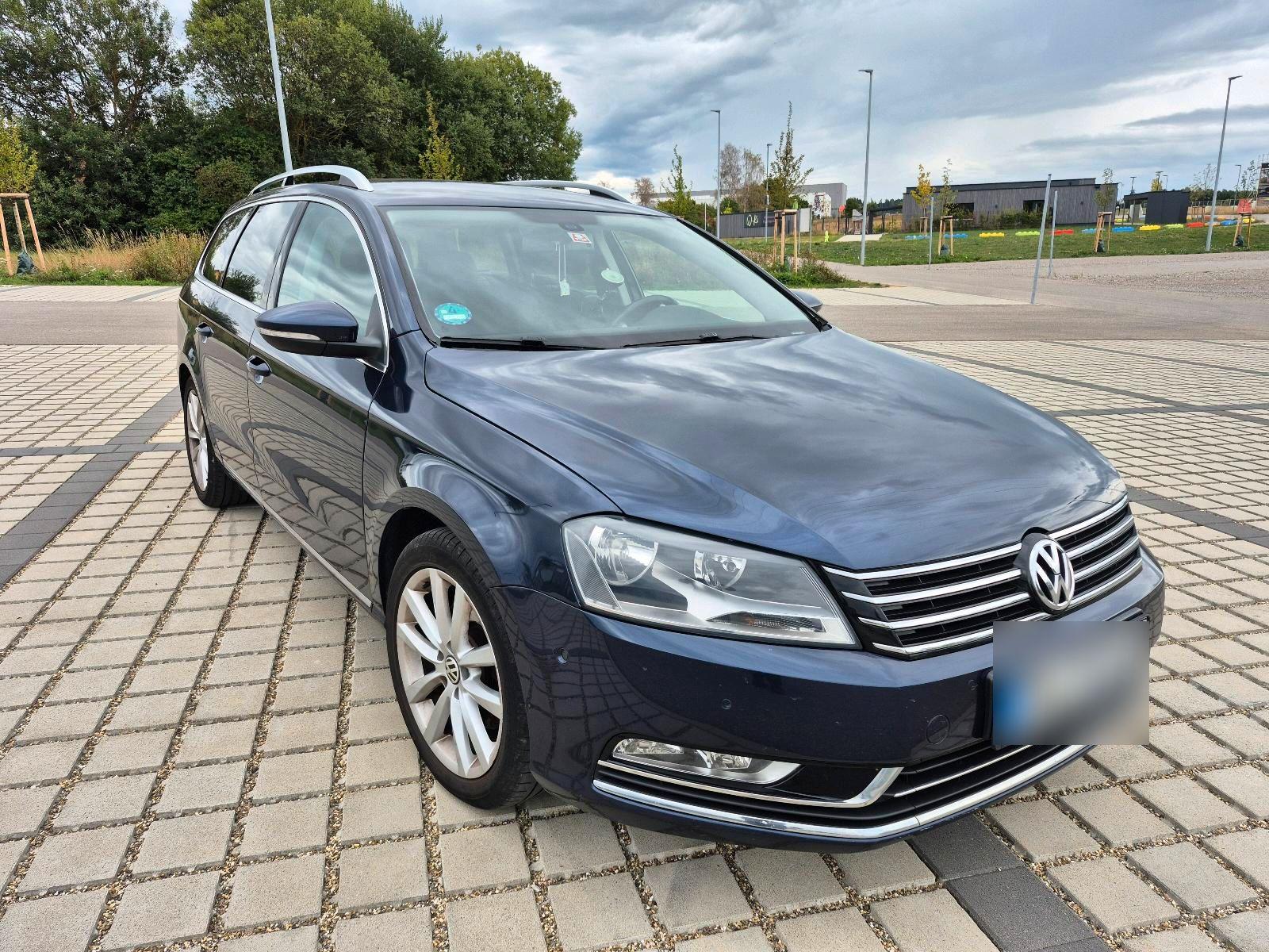 Volkswagen Passat 2012 — rear view