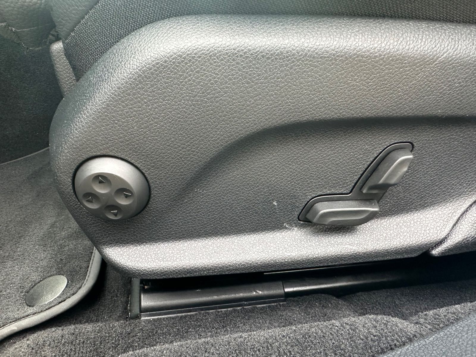 Fahrzeugabbildung Mercedes-Benz E 220 d T AMG Line NAV+LED+AHK+KAMERA+20ZO
