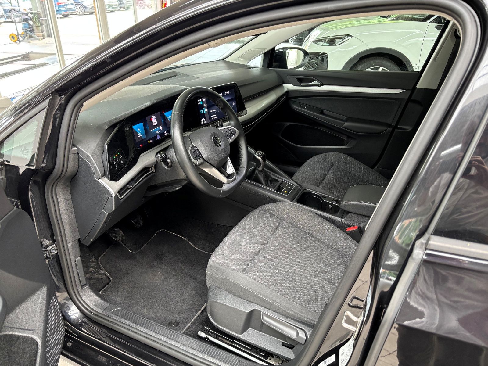 Fahrzeugabbildung Volkswagen Golf VIII Life + LED+NAVI+SHZ+LHZ+GJR