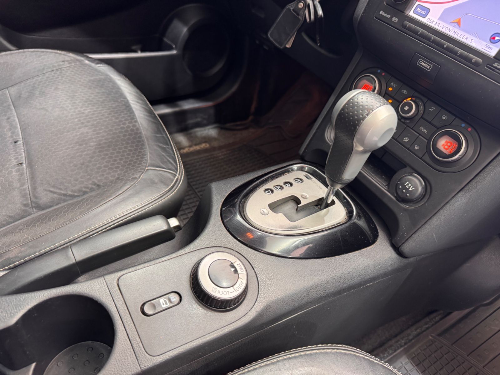 Fahrzeugabbildung Nissan Qashqai 360 4X4|AUTOMATIK|PANO|360KAMERA|NAVI|