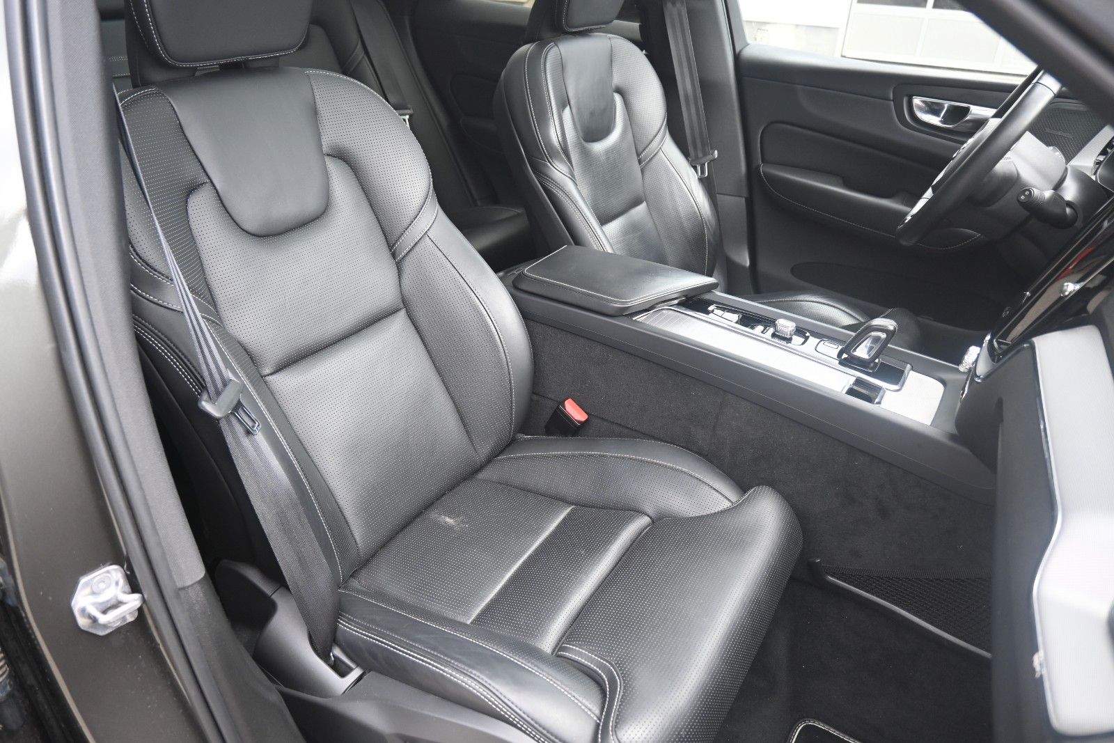 Fahrzeugabbildung Volvo XC60 T8 Twin Engine AWD R-Design*360°*LUFT*ACC