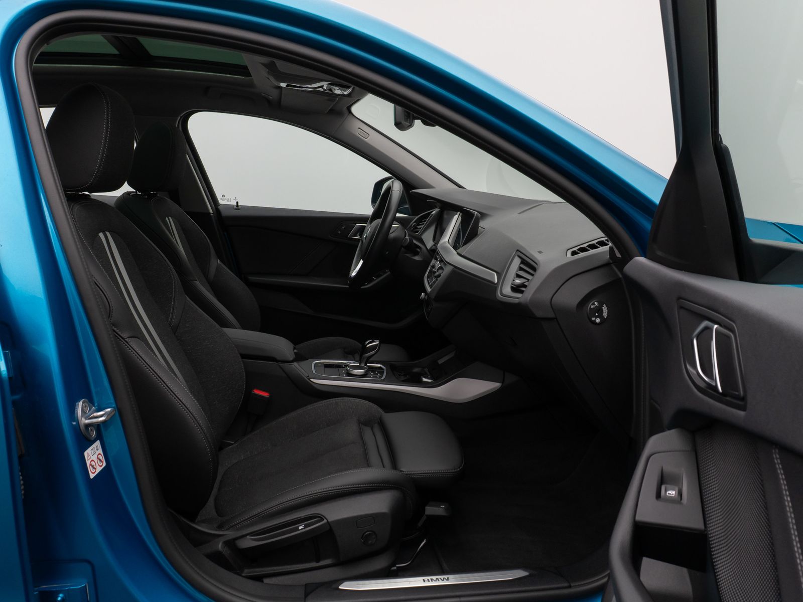 Fahrzeugabbildung BMW 118i Panorama Kamera Lenkrhzg DAB Komfort Sport