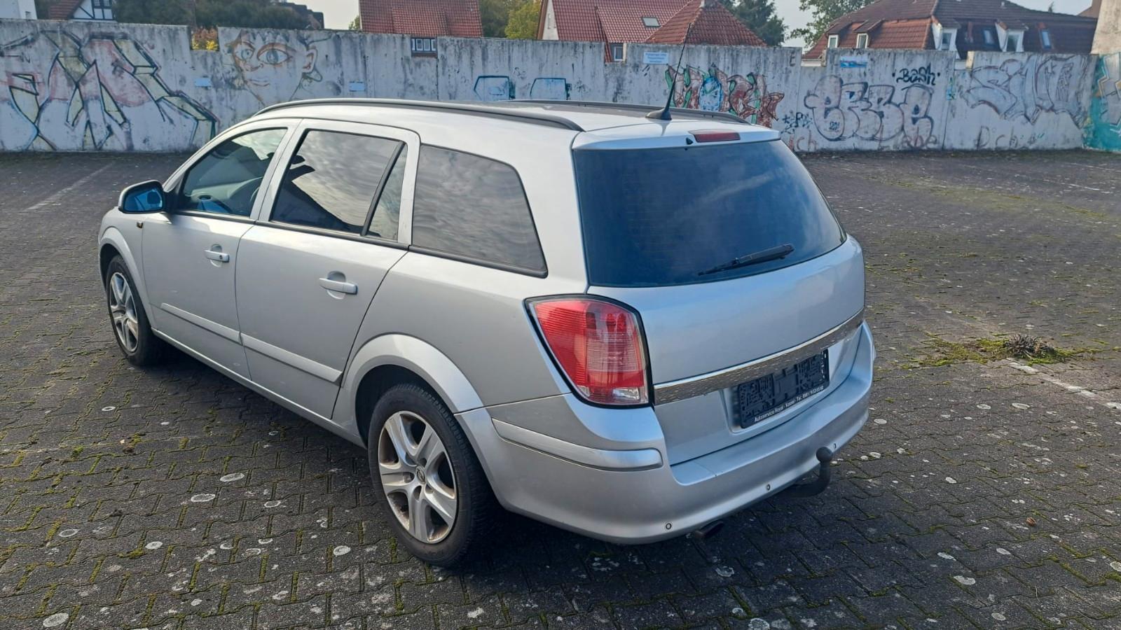 Opel Astra 2010 — photo 8