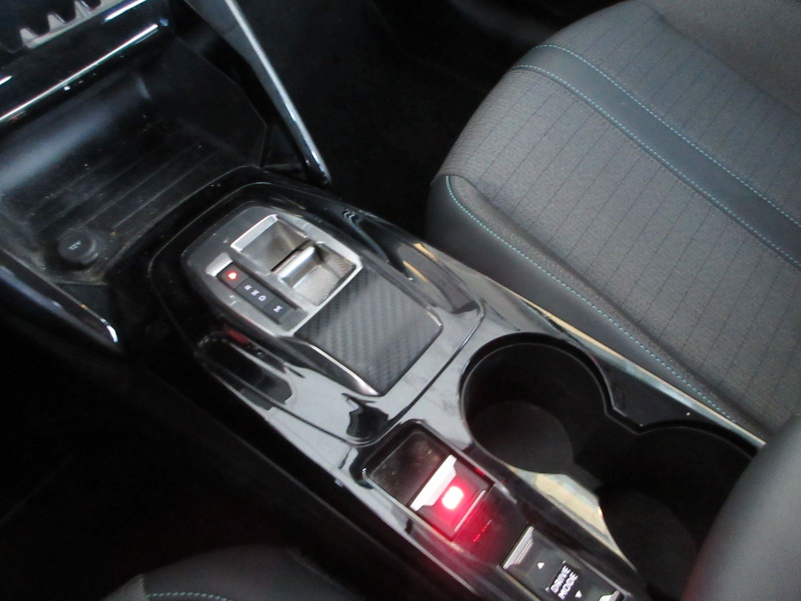 Fahrzeugabbildung Peugeot 208 Allure 1.2T FULL-LED/NAVI/PDC/CAM/ALU