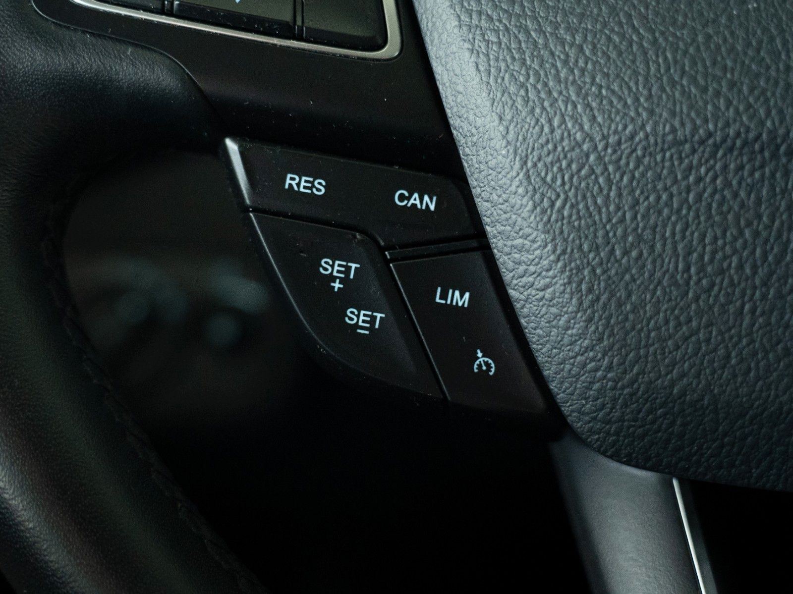 Fahrzeugabbildung Ford Kuga Titanium AUTOM./ALLRAD/NEUER MOTOR MIT 0 KM