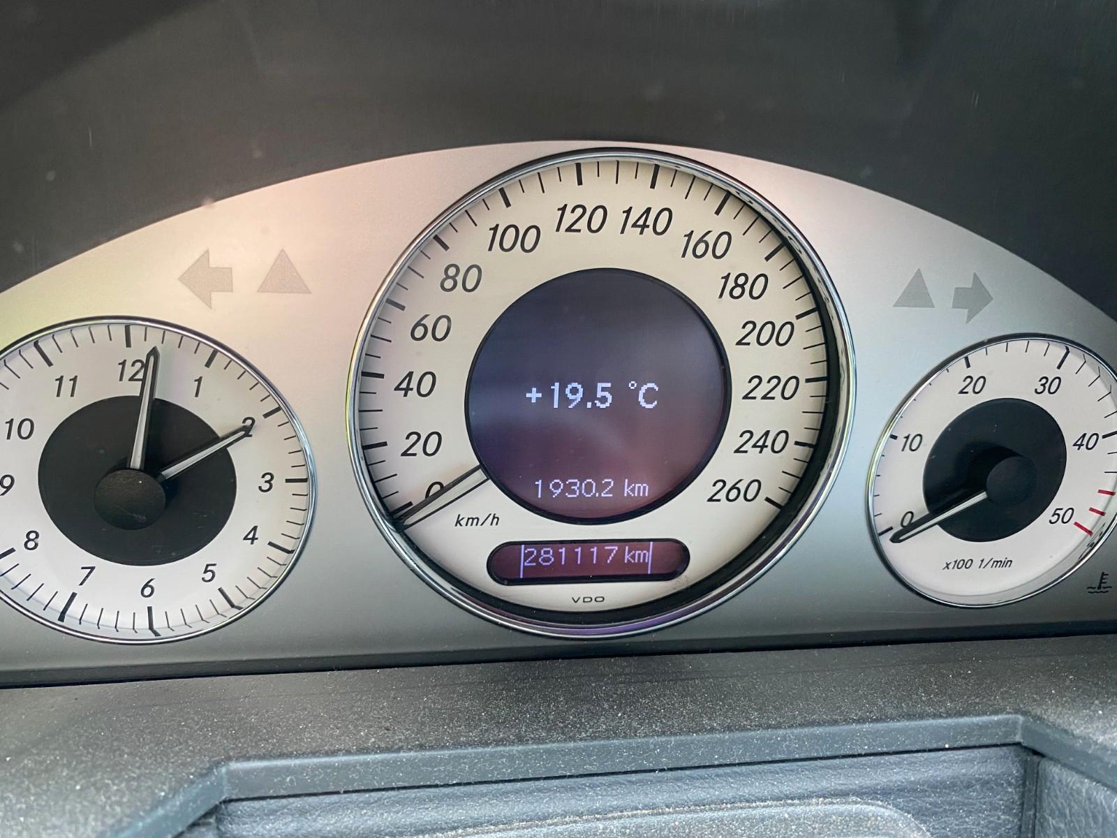 Mercedes-Benz E320 2006 — photo 9