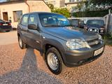 Lada Chevrolet*Klima*AHK*4x4*1 Hand*TÜV Neu* - Lada: C