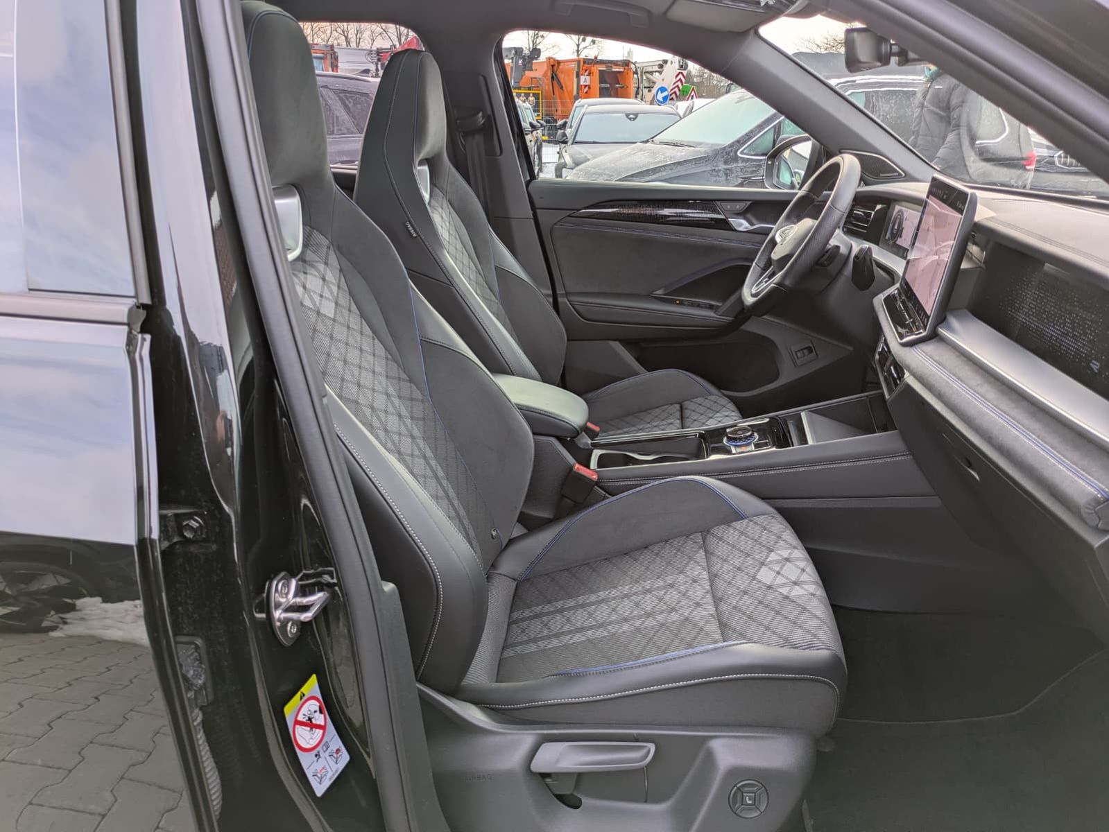 Fahrzeugabbildung Volkswagen Tayron 2.0 TDI 4M R-Line 7Si*MATRIX*AHK*PANO*HUD