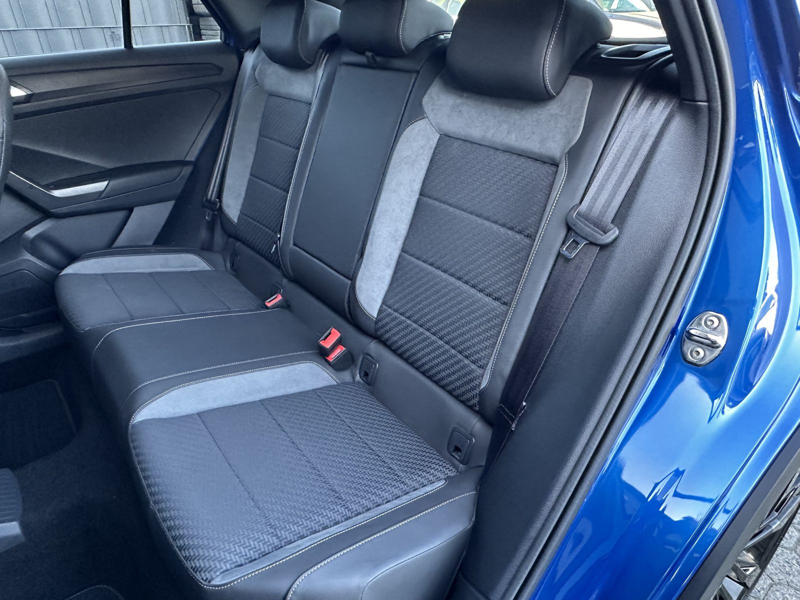 Fahrzeugabbildung Volkswagen T-Roc 2.0 TSI DSG 4M R-Line NAV+LED+ACC+AHK+AID