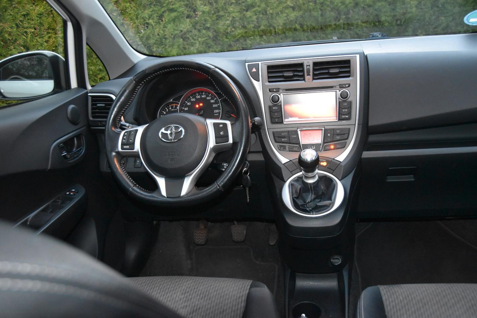 Toyota Verso-S 2014 — photo 12
