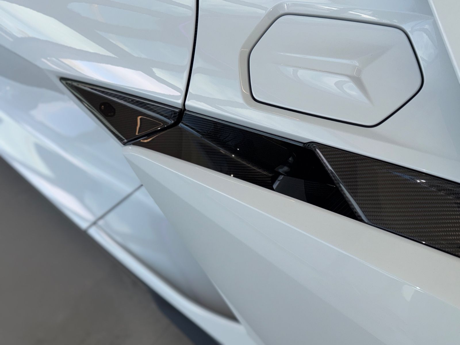 Revuelto V12 Full Carbon Lift Sonus