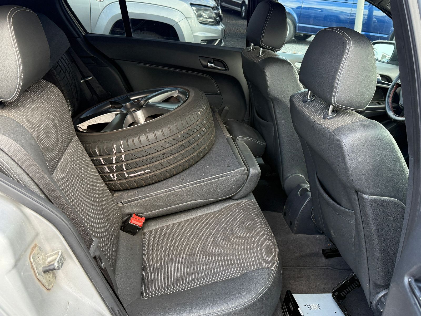 Fahrzeugabbildung Opel Astra H 1.9 CDTI Lim. Innovation "110 Jahre" PDC