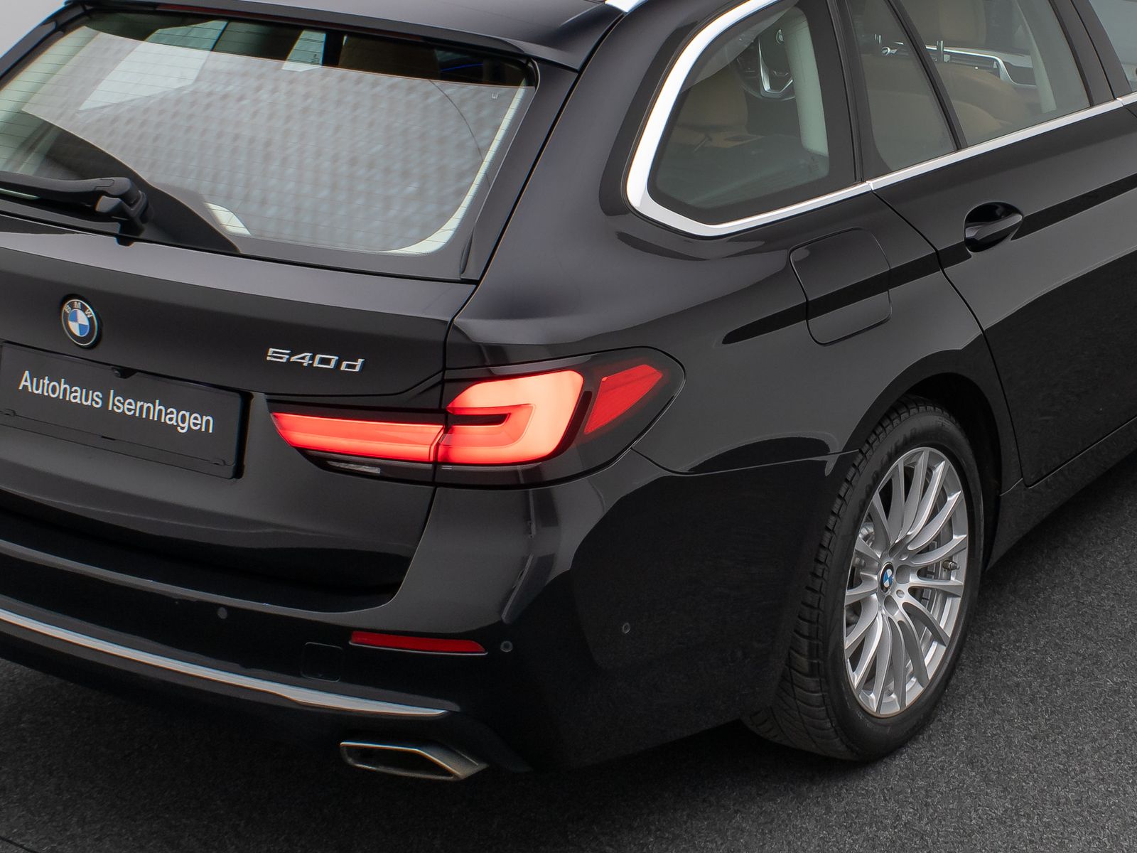 Fahrzeugabbildung BMW 540d xD Luxury Line Panorama HUD HIFi DAB DisKey