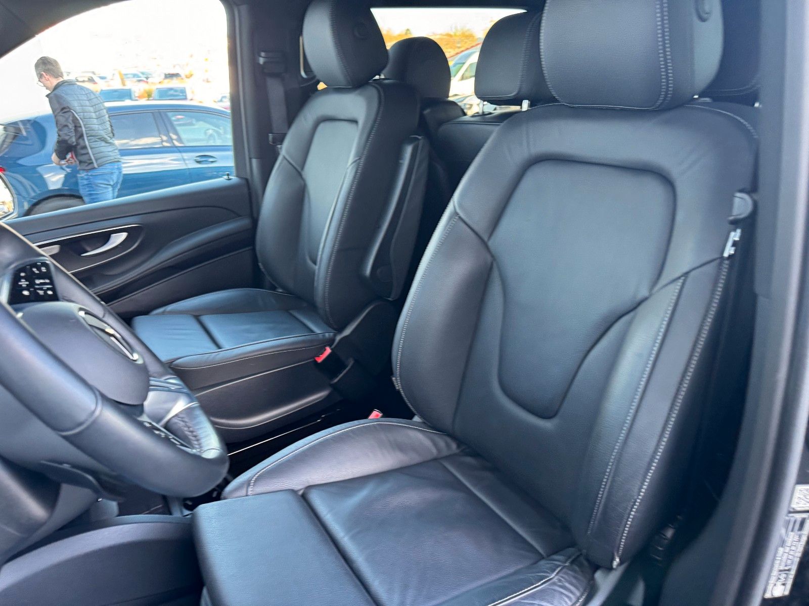 Fahrzeugabbildung Mercedes-Benz V 300 d 4MATIC AVA Extral AHK DISTRONIC Standh