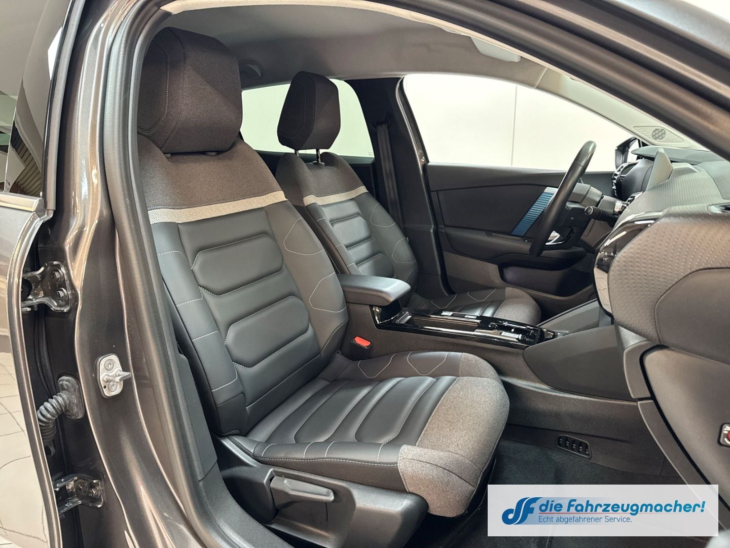 Fahrzeugabbildung Citroën C4 e- Shine HUD Navi 360 Kamera LED Apple CarPla