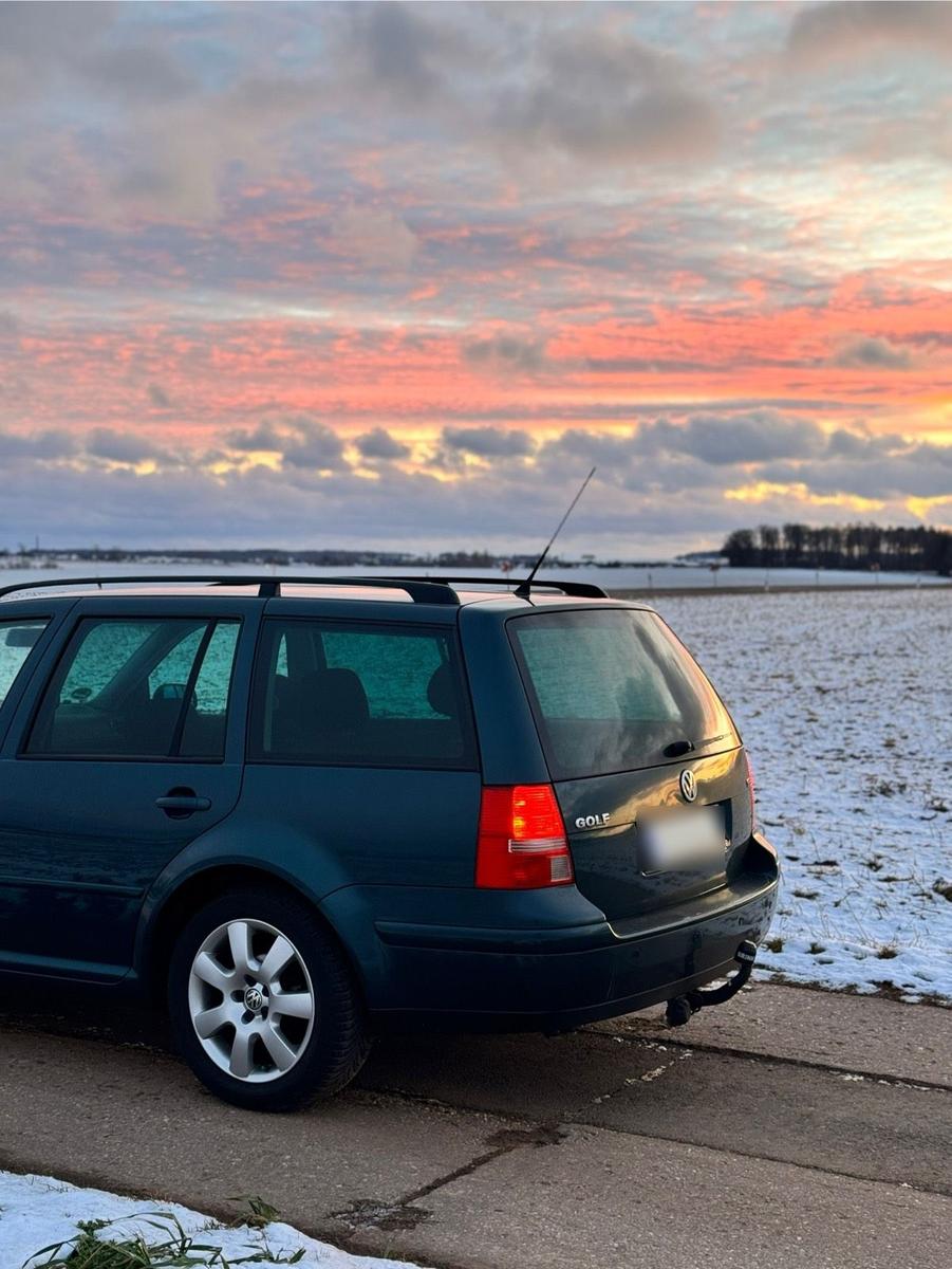 Volkswagen Golf 2004 — rear view