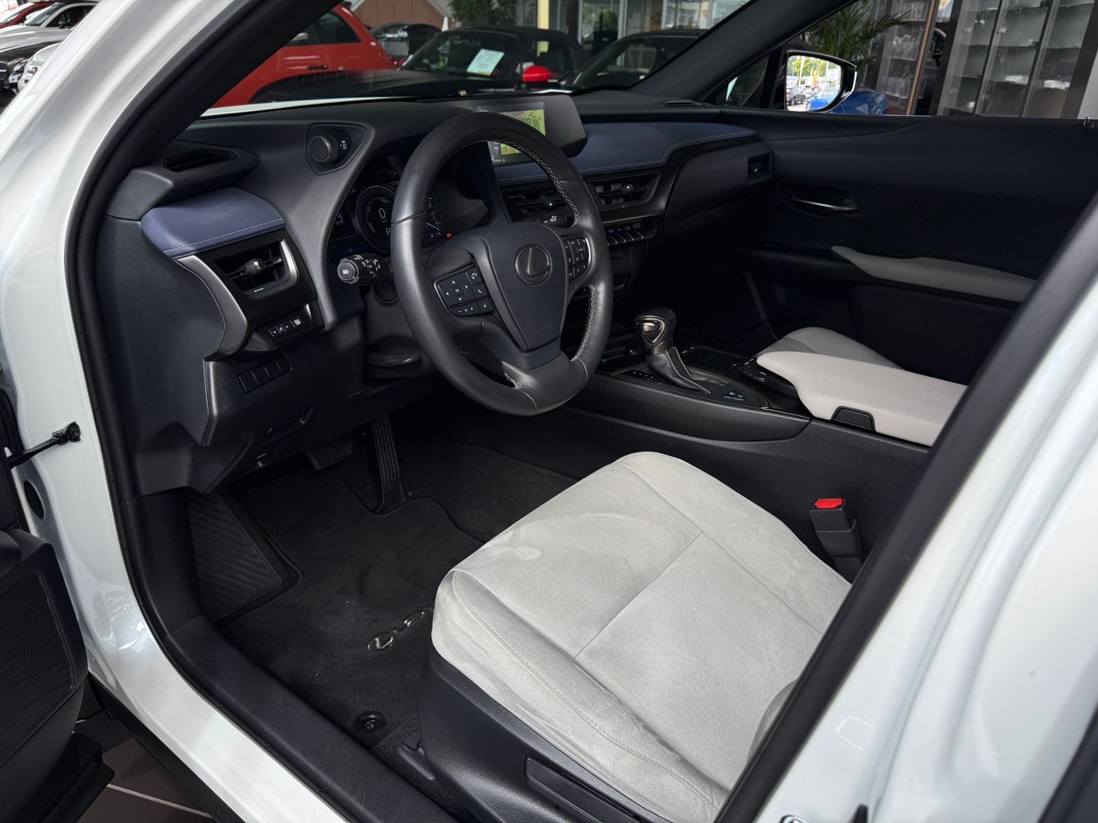 Fahrzeugabbildung Lexus UX 250 h Launch Edition LED NAV RFK SHZ ALU
