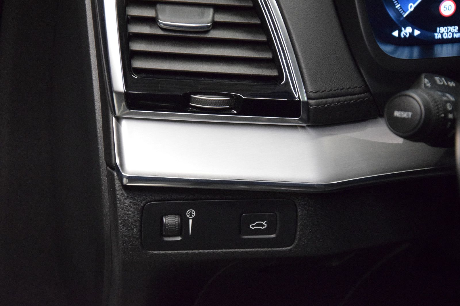 Fahrzeugabbildung Volvo XC 90 Momentum AWD ACC HUD PANO VZE Vollleder