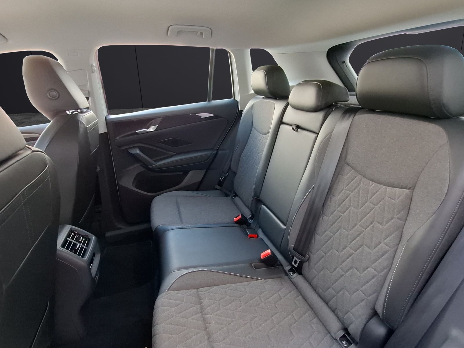 Fahrzeugabbildung Volkswagen Tiguan eTSI Life DSG LED AHK Navi AID ACC RFK SH