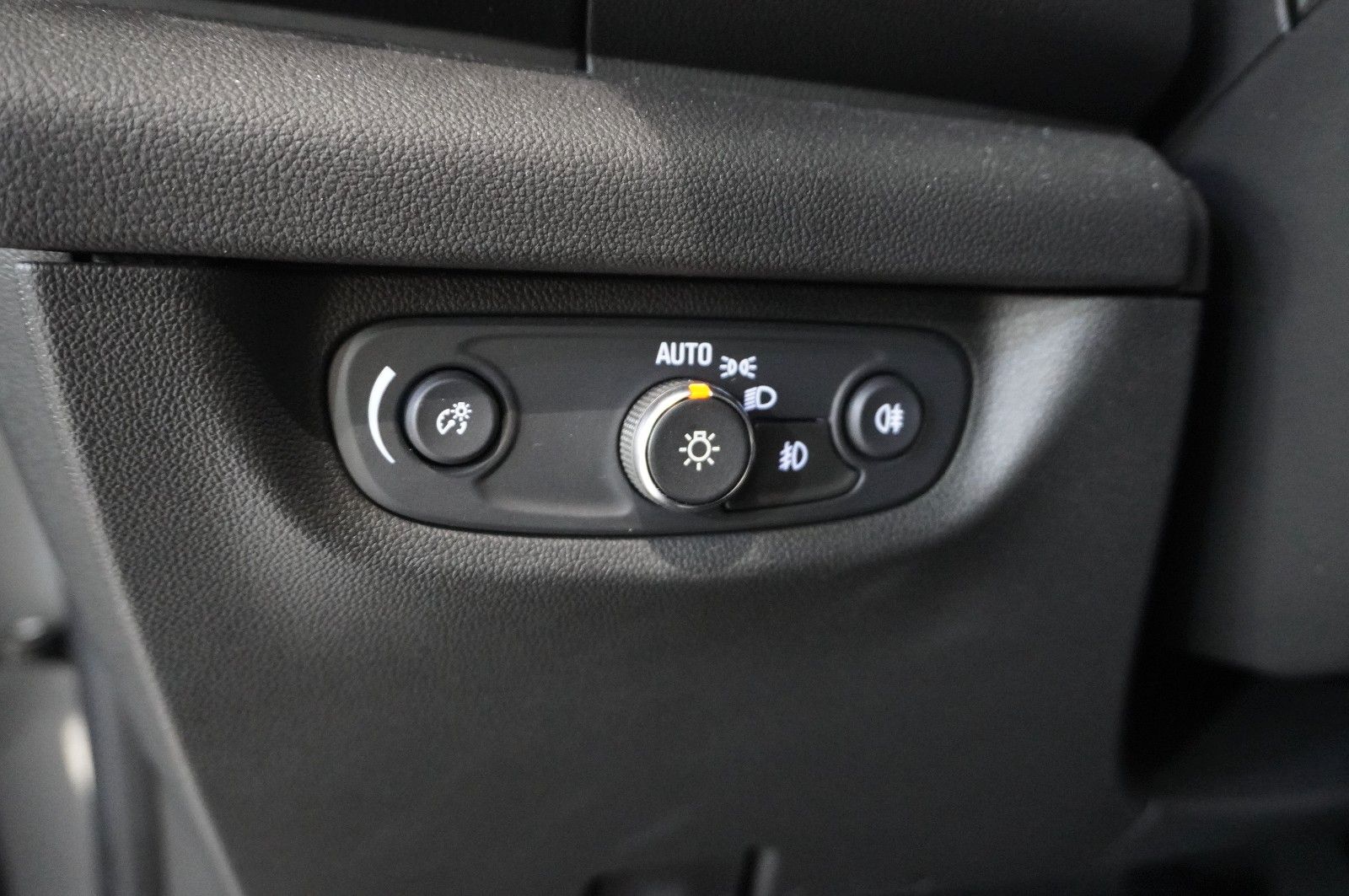 Fahrzeugabbildung Opel Insignia B ST 2.0D ELEGANCE NAVI/LED/KAMERA/DAB+
