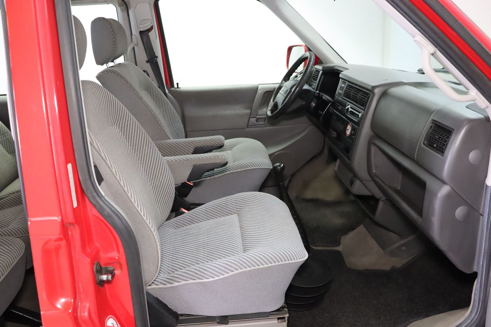 Fahrzeugabbildung Volkswagen T4 Caravelle 2.5 TDI 8-Sitzer * AHK * SHZ
