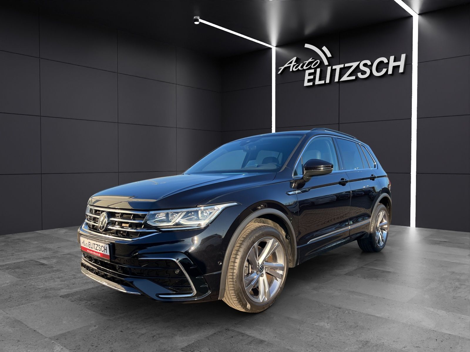 Fahrzeugabbildung Volkswagen Tiguan TDI R-Line 4M MATRIX AHK NAVI AID HUD ACC