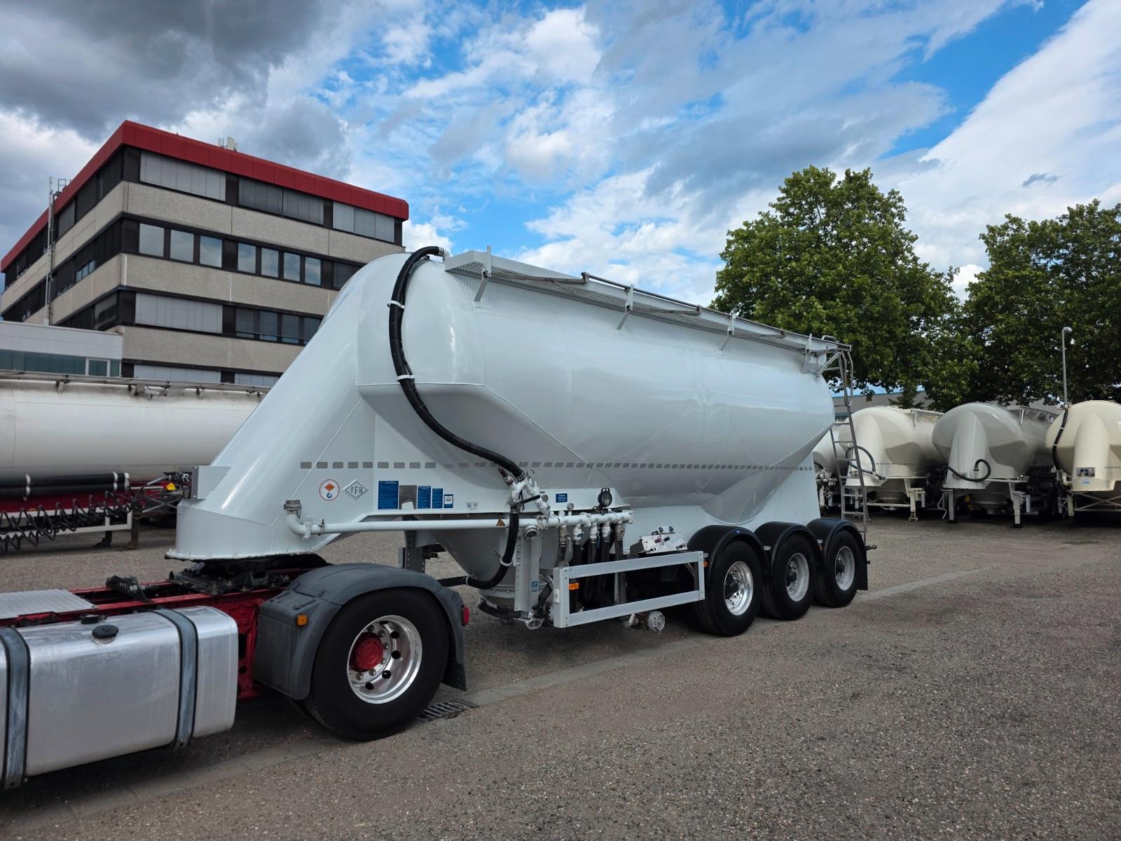 Feldbinder 35m³ Zementsilo / Tara 4100Kg / German.