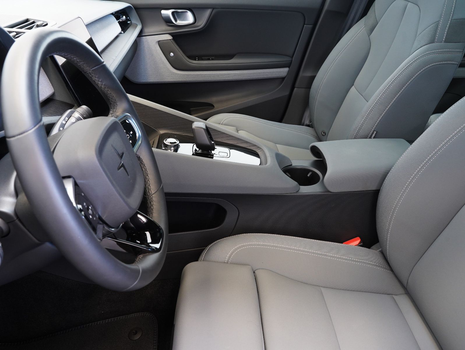 Fahrzeugabbildung Polestar 2 Long Range Dual Motor AWD 78kWh PILOT/PLUS/SOH