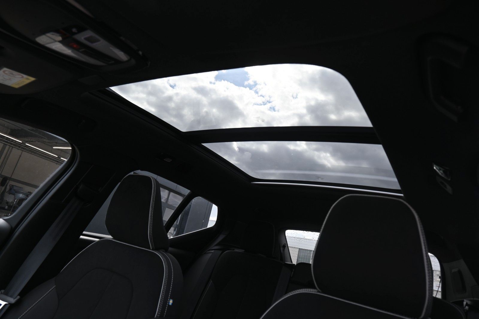 Fahrzeugabbildung Volvo XC40 B4 DKG Plus Black Edition*FSHZG*360°*ACC