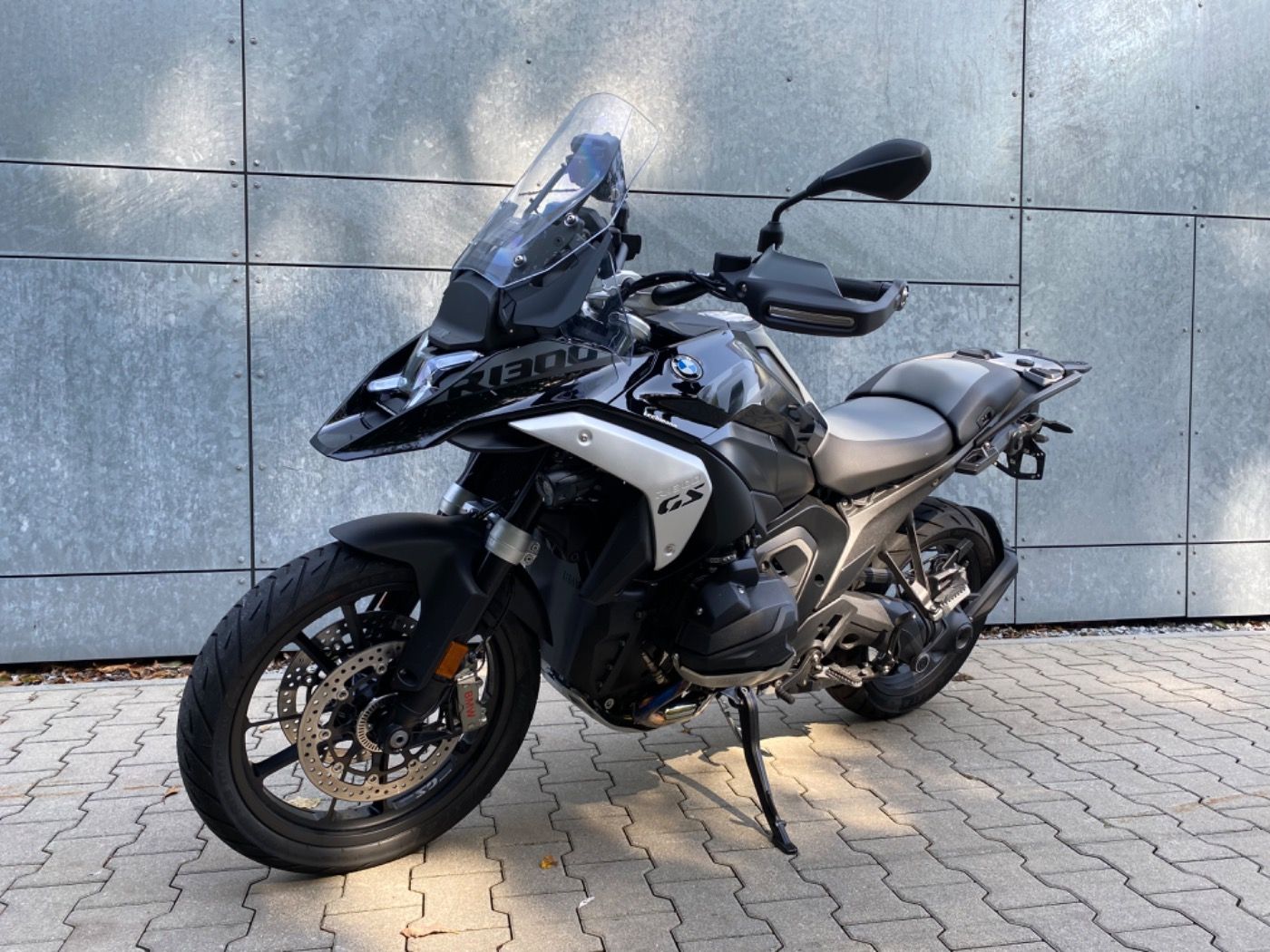 Fahrzeugabbildung BMW R 1300 GS Triple Black 3 Pakete Adaptive Fahrzeu