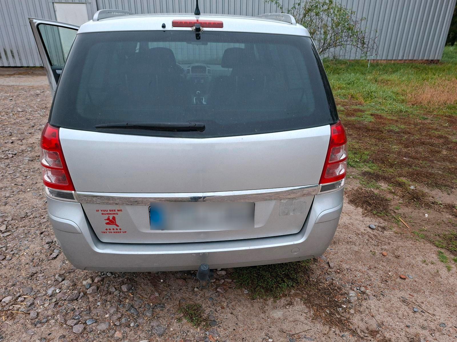 Opel Zafira 2006 — rear view