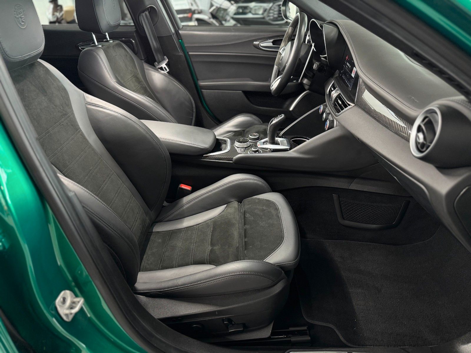 Fahrzeugabbildung Alfa Romeo Giulia 2.9 V6 Quadrifoglio "ACC Komfort-Paket"