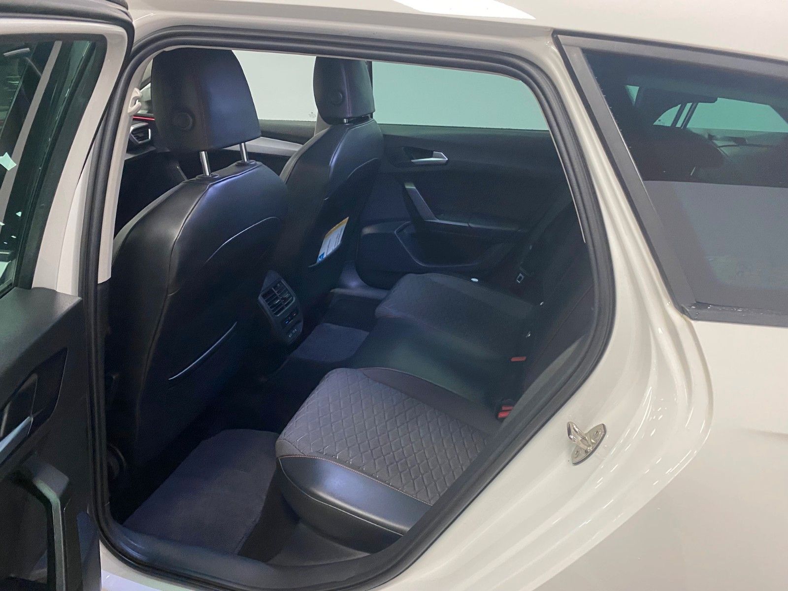 Fahrzeugabbildung SEAT Leon 1.5 TSI FR Sportstourer+ACC+AHK+KAMERA+ST+