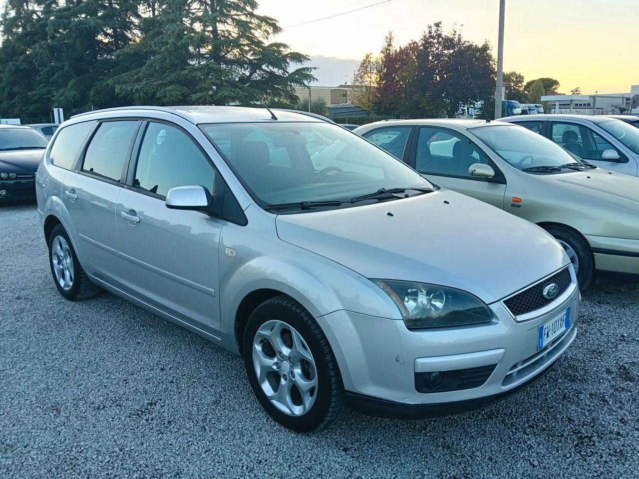 Ford Focus 2008 — rear view