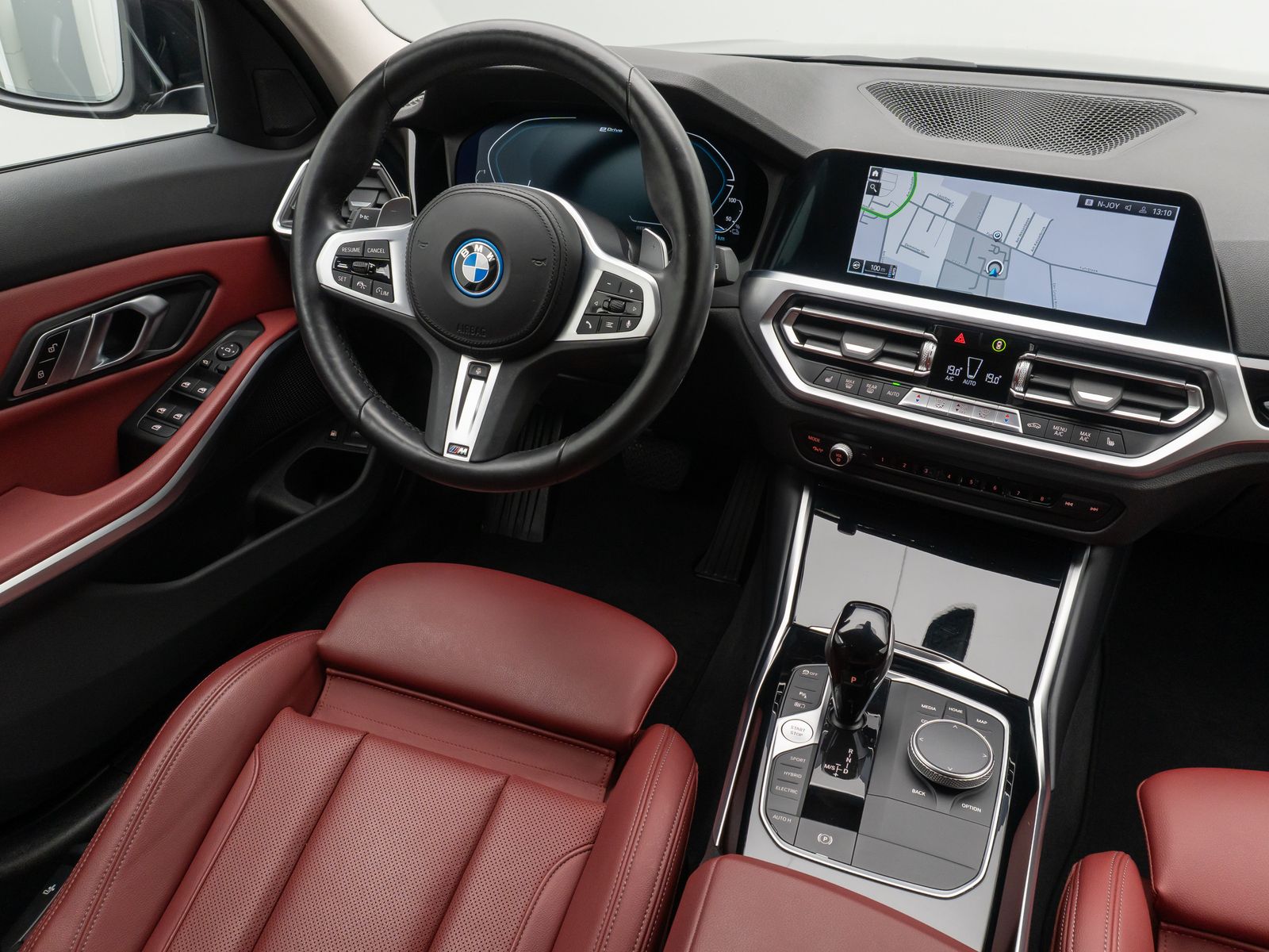 Fahrzeugabbildung BMW 320e Stop&Go DAB Alarm AHK HiFi Sportsitz 19Zoll