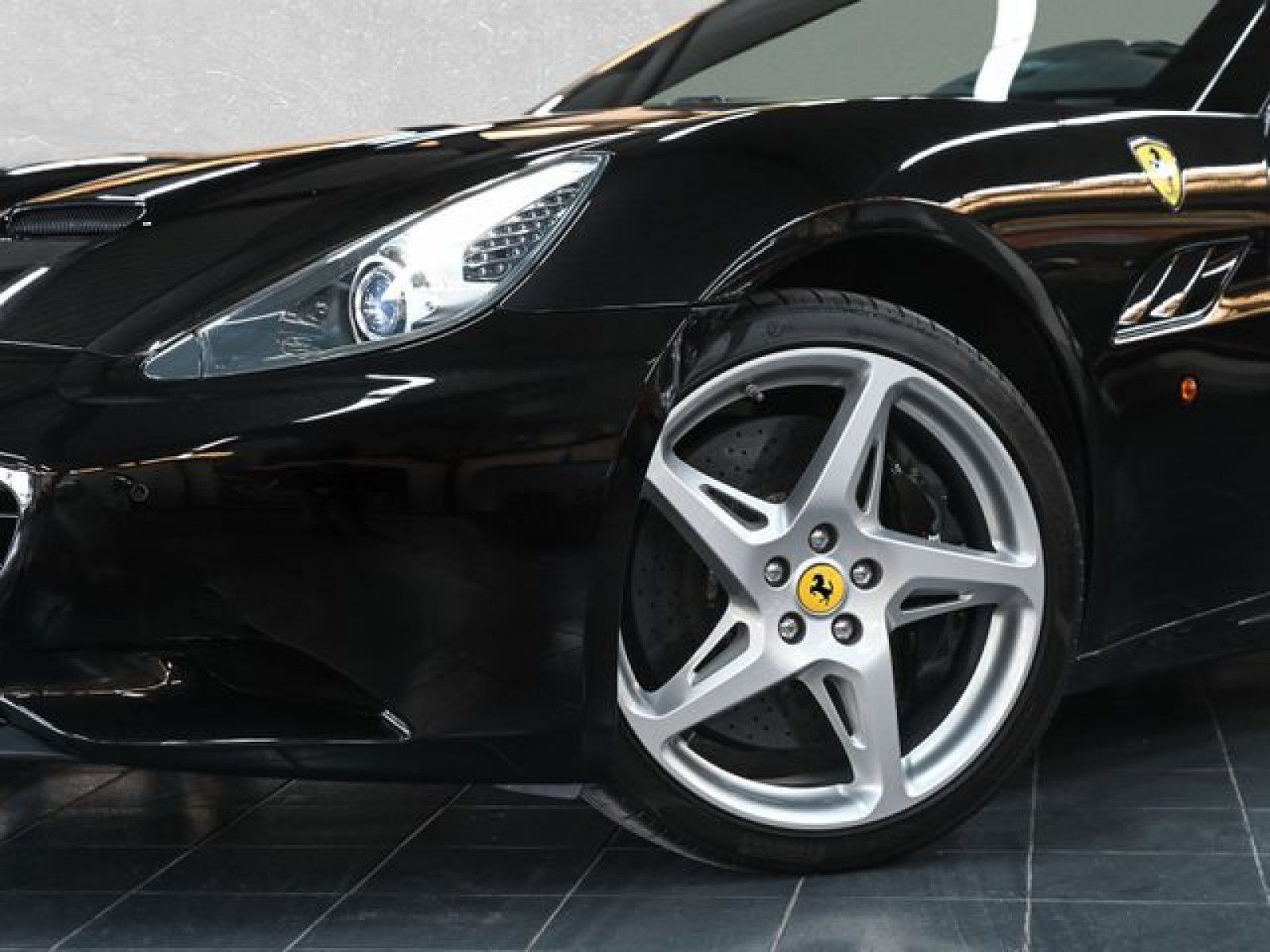 Fahrzeugabbildung Ferrari California - 4-Sitzer|MagneticRide|AFS|Parksens.