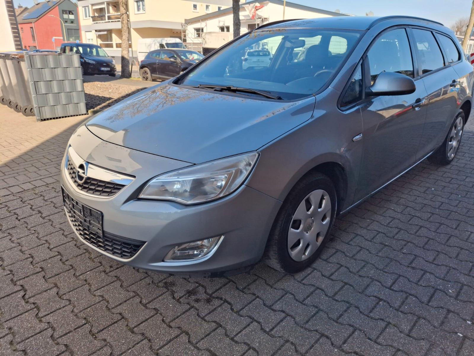 Opel Astra 2011 — вигляд ззаду