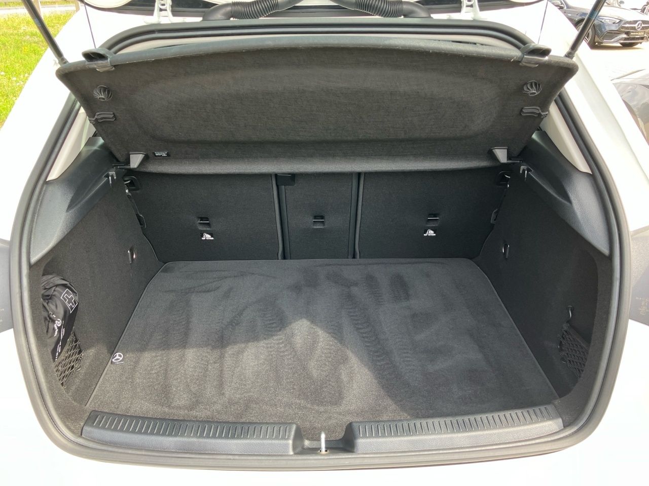 Fahrzeugabbildung Mercedes-Benz A 220 4M ALLRAD+AHK+DISTRONIC+MULTIB+LHZG+360°++