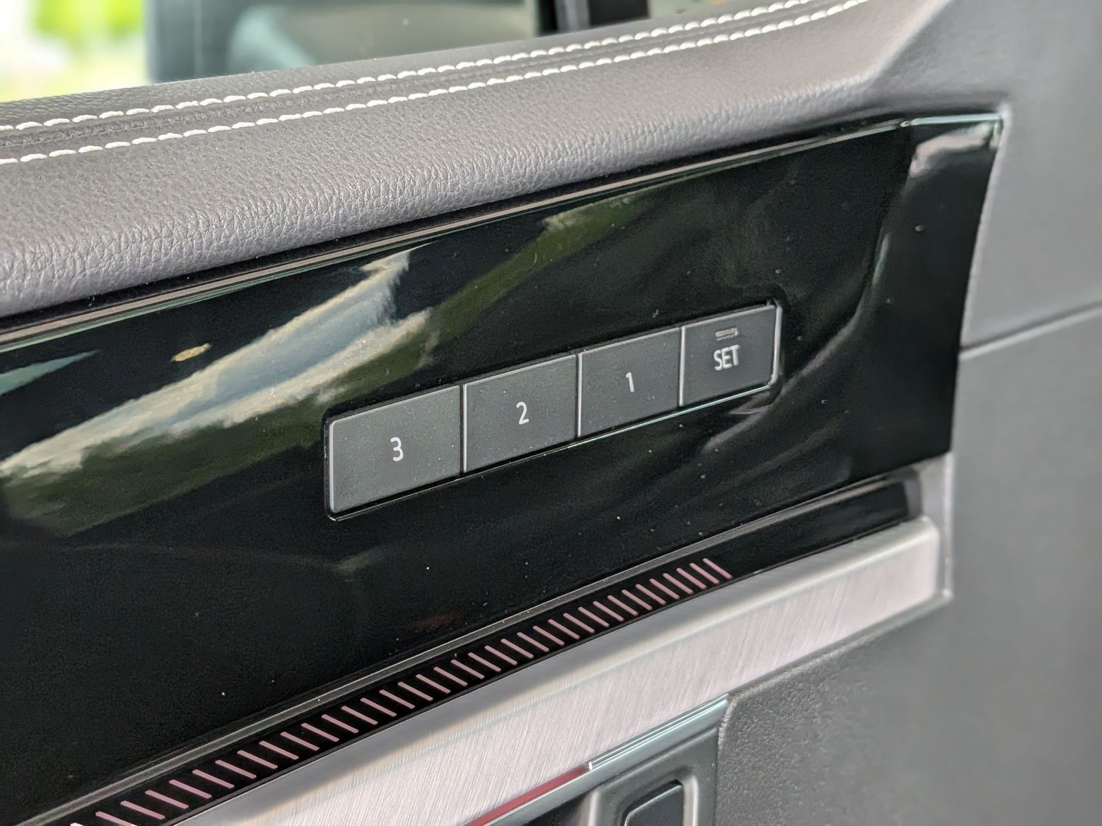 Fahrzeugabbildung Volkswagen Touareg 3.0TDI 4M R-Line VOLL Black 22" UPE 114T