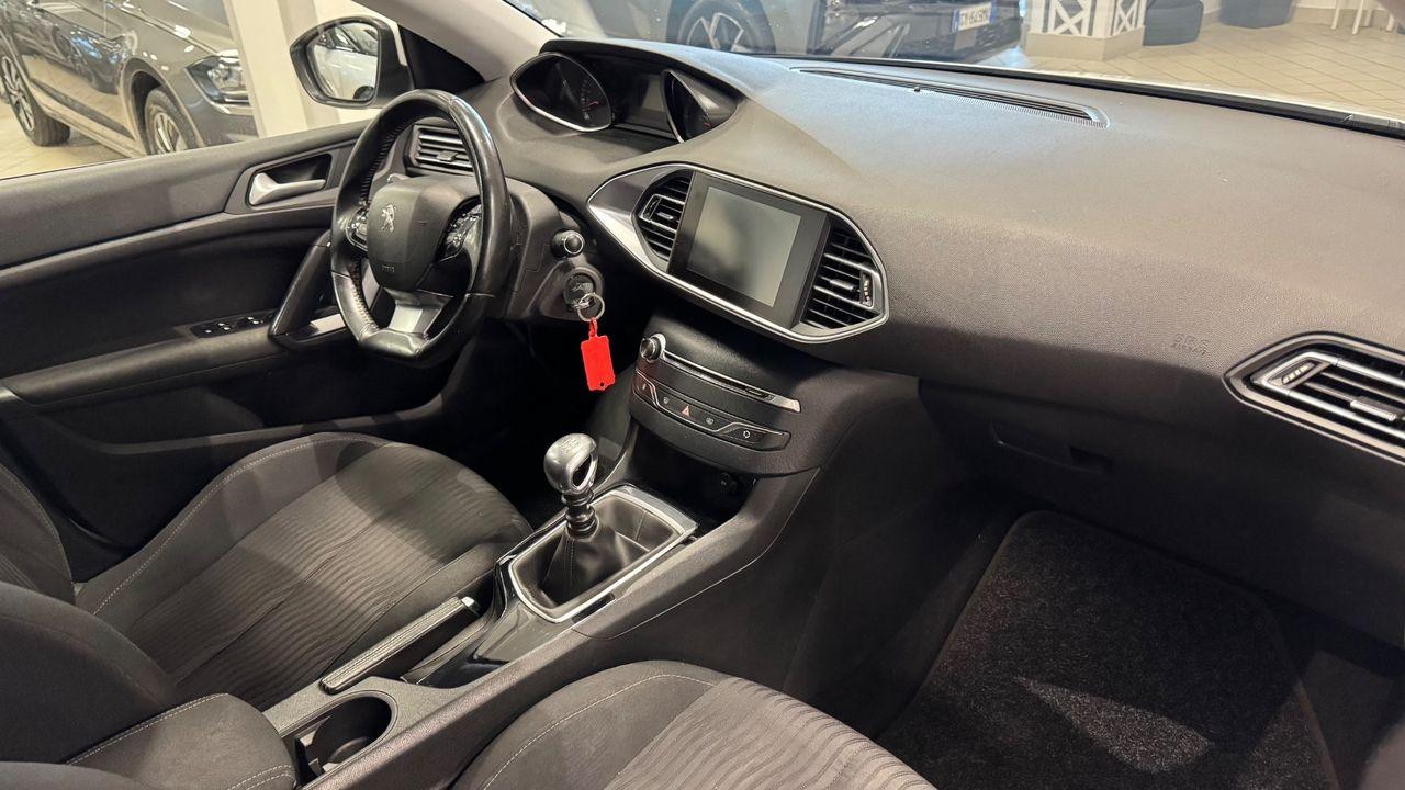 Peugeot 308 2015 — photo 9