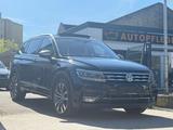 Volkswagen Tiguan Allspace R-Line Highline 4Motion - gebrauchte VW Tiguan Allspace aus dem Jahr 2019