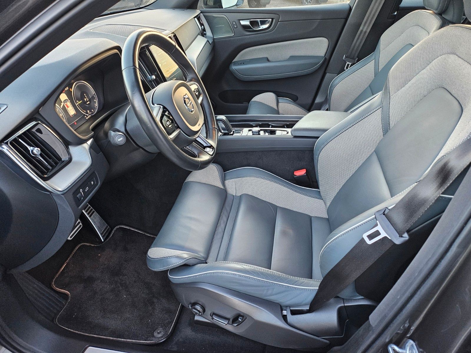 Fahrzeugabbildung Volvo XC60 R DesignmPlug-In Hybrid AWD