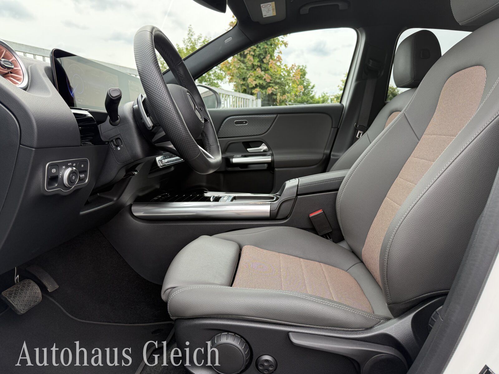 Fahrzeugabbildung Mercedes-Benz EQA 300 Electric Art 4Matic Navi/Distronic/Klima