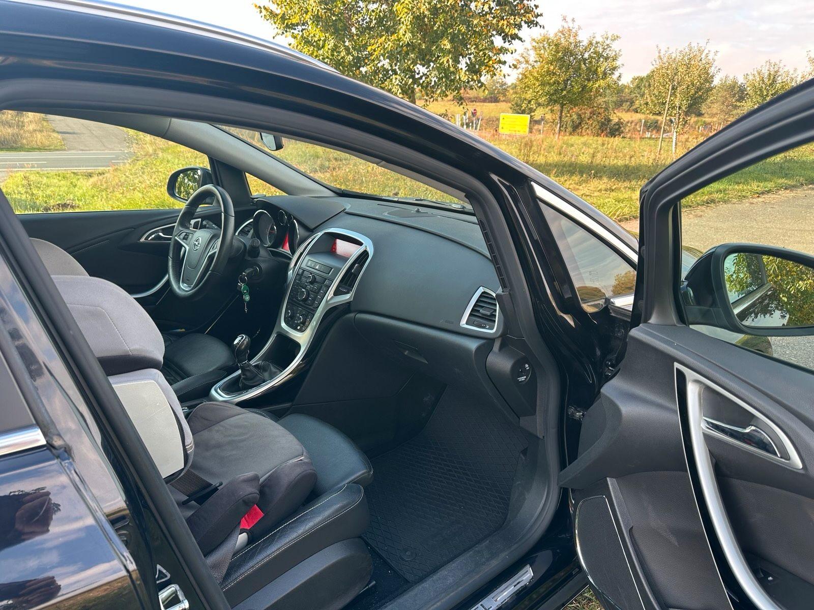 Opel Astra 2011 — photo 8