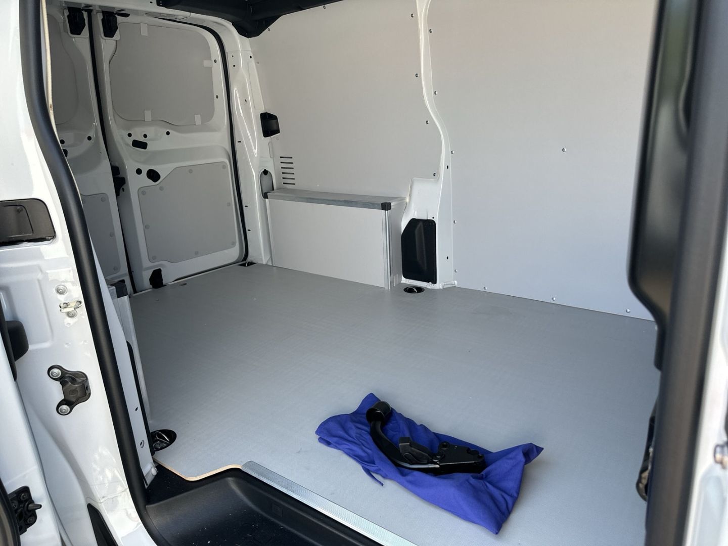 Fahrzeugabbildung Peugeot Expert KW Standard (L2) 2.0 BlueHDi 145 AHK-abn.