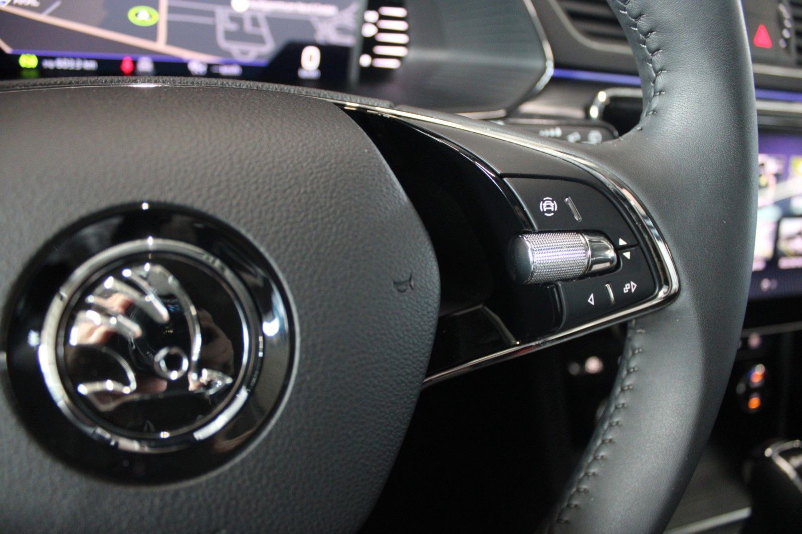 Fahrzeugabbildung SKODA Superb 2.0 TDI DSG STYLE COMBI LED AHK ACC uvm.