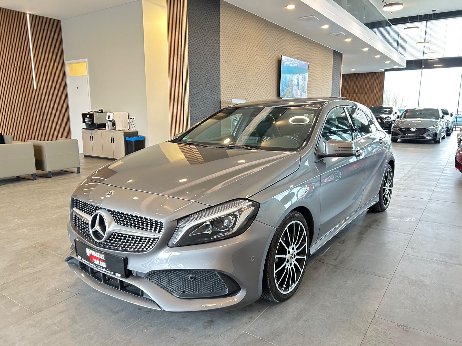 MERCEDES-BENZ A 220 AMG-Line Edition - Pano - LED